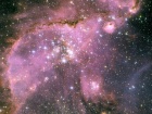 Блестящие, горячие, молодые звезды сияют в Малом Магеллановом Облаке