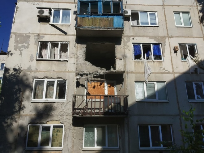 Оккупанты обстреляли жилую многоэтажку, тяжело ранен мирный житель - фото