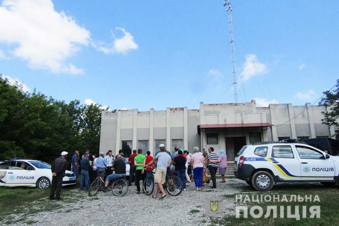 В Хмельницкой области селяне пытались снести вышку мобильной связи - фото