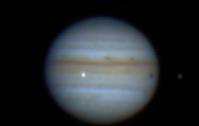 Какой-то большой объект врезался в Юпитер - фото