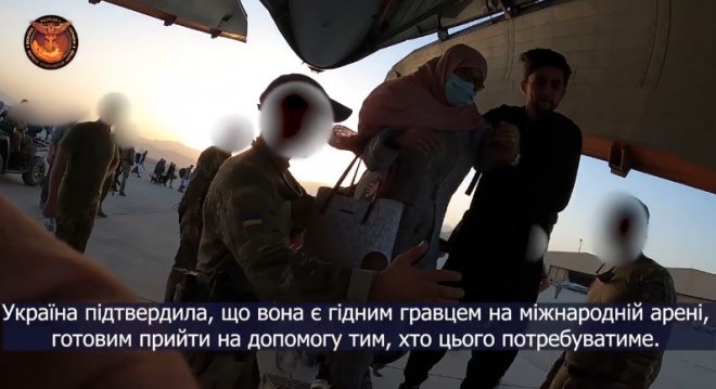 Военная разведка показала видео эвакуации людей из Кабула в Украину - фото