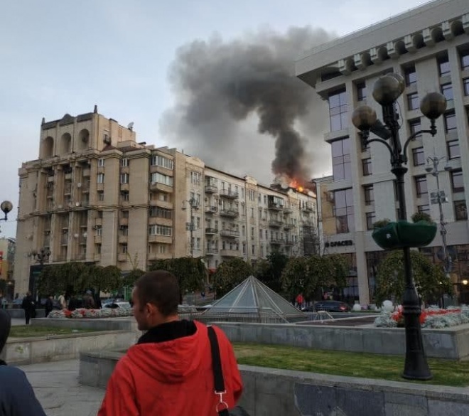 У Майдана Независимости горел дом - фото