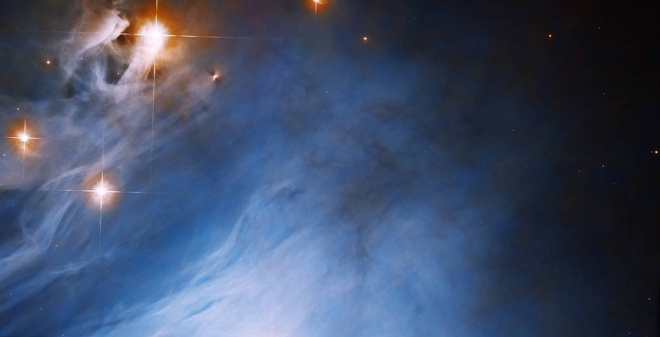 Hubble показал протозвезду, купающуюся в отраженном звездном свете - фото