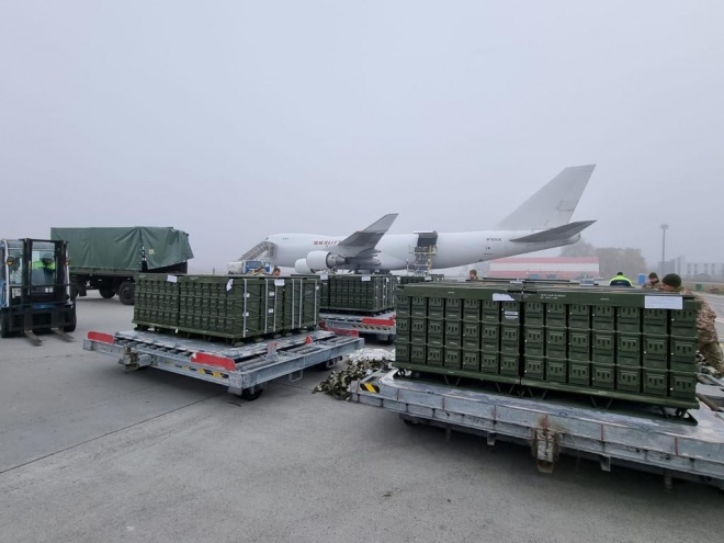 Из США прибыло 80 тонн боеприпасов - фото