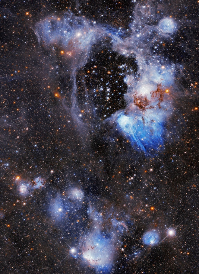 Таинственный "суперпузырь" делает дыру в туманности на новом снимке Хаббла - фото