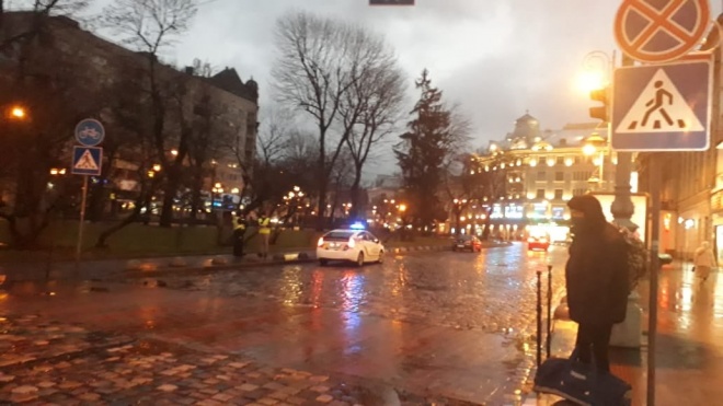 Во Львове водитель маршрутки сбил пешеходов и поехал дальше - фото