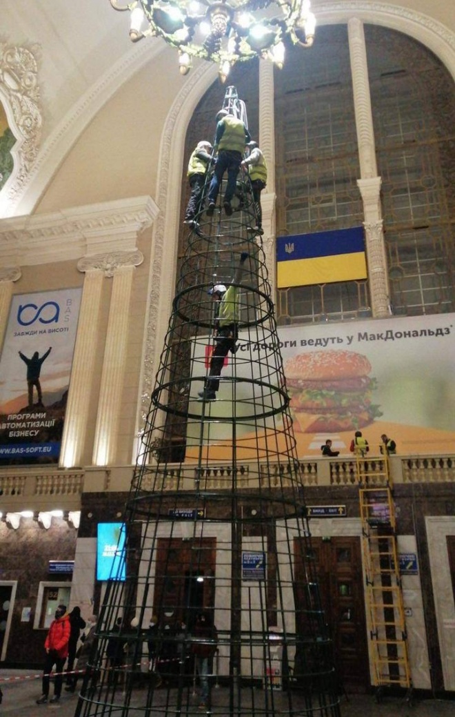 Елка на Центральном вокзале Киева "нашлась" - фото
