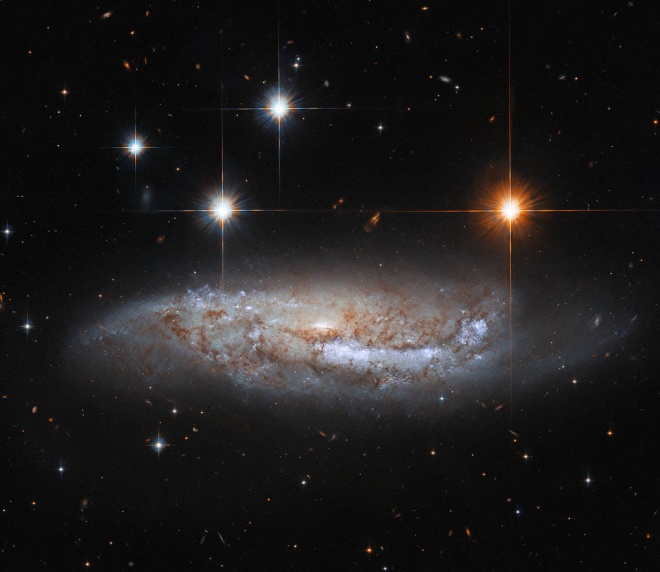 Хаббл наблюдает галактику со взрывным прошлым - фото