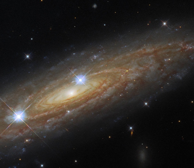 Хаббл сделал снимок потрясающей спиральной галактики сбоку - фото