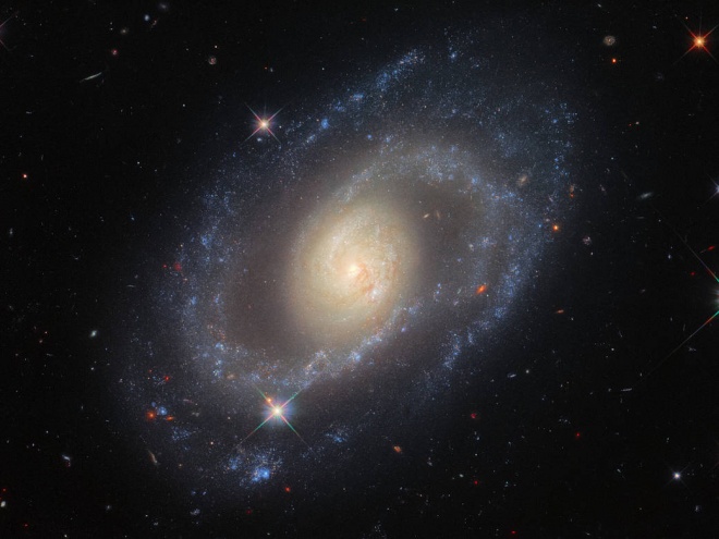 Хаббл созерцает ослепительную спиральную галактику - фото