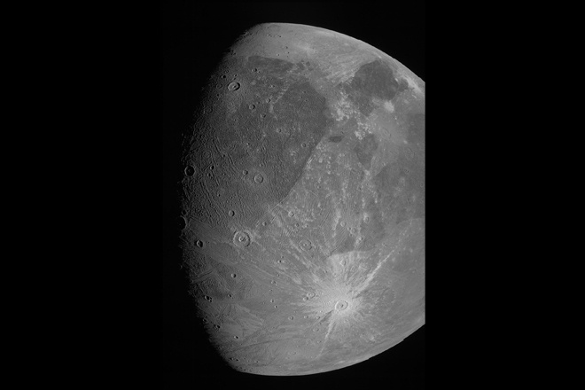 Космический аппарат Juno "послушал" спутник Юпитера - фото