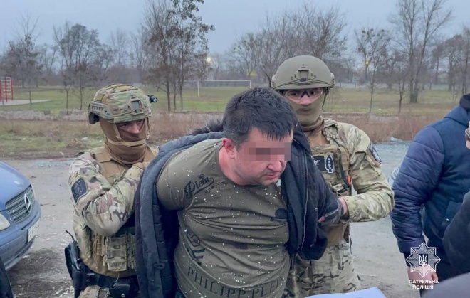 Спецназовцы задержали блоггера, плевавшего в полицейского - фото