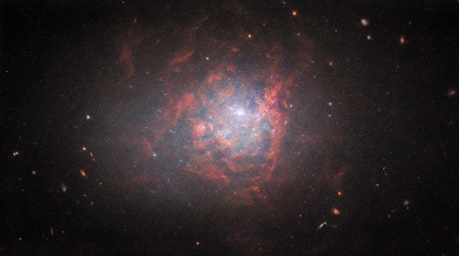 Хаббл повторно показал галактику-чудачку - фото