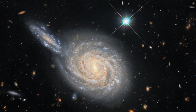 Hubble показал обманчивое соединение галактик - фото