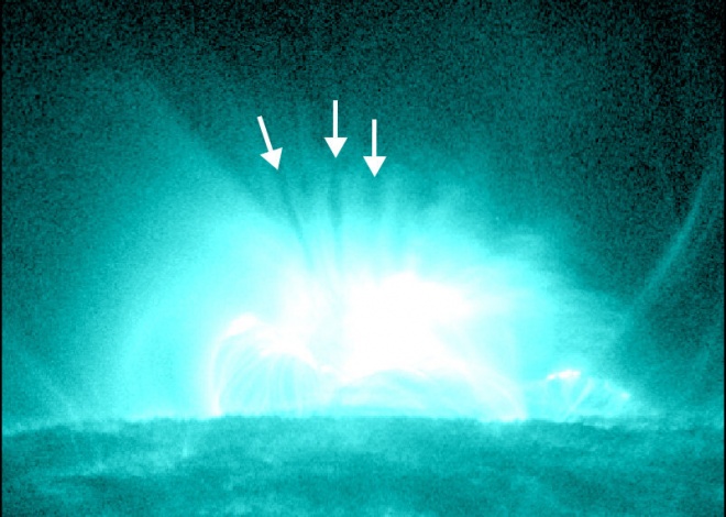 Ученые объясняют загадочные пальцеобразные особенности вспышек на Солнце - фото