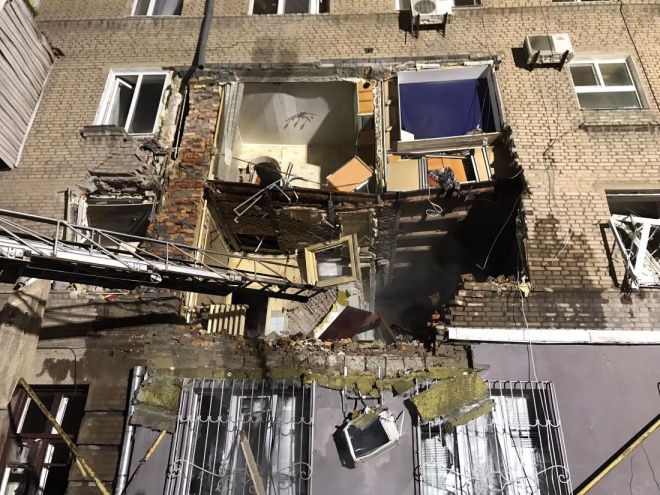 В Запорожье взрыв вырвал часть стены в жилом доме - фото