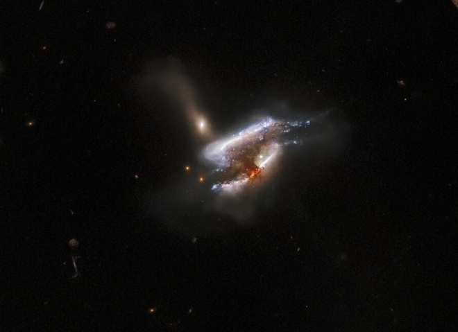 Хаббл показал бурное галактическое трио - фото