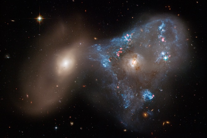 Хаббл показал “космический треугольник”, создаваемый столкновением галактик - фото