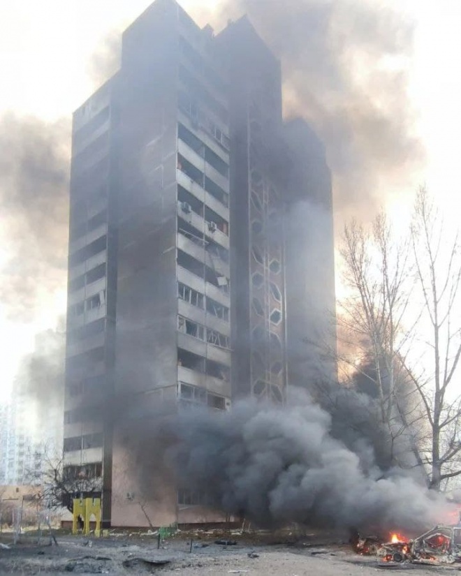 В Троещине взрыв во дворах между многоэтажками. Дополнено: это попадание - фото