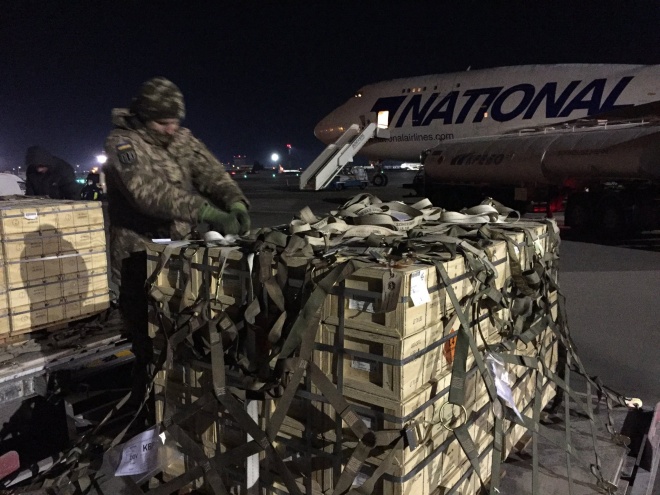 В Киев прибыли еще два самолета с помощью США - фото