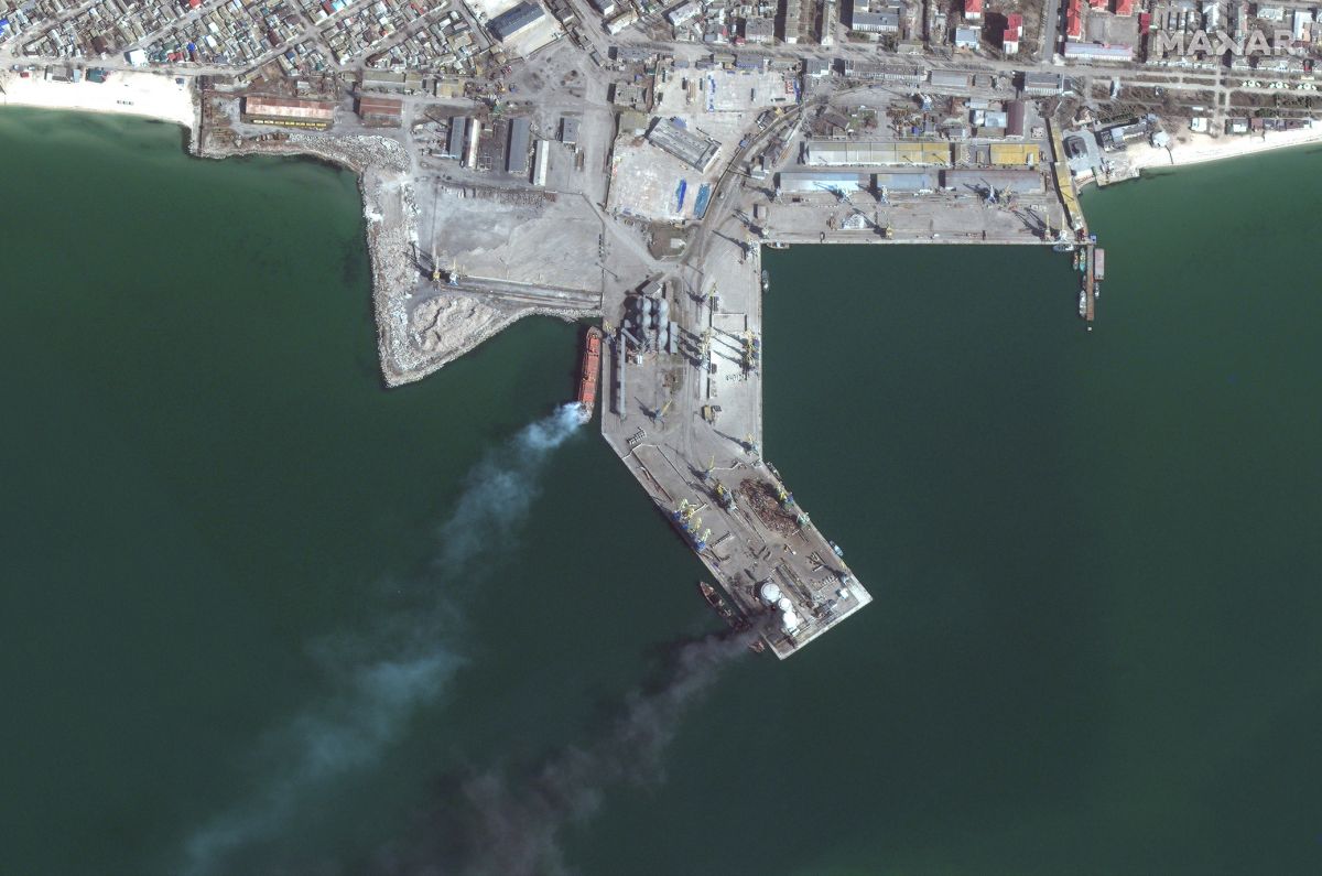 Показан уничтоженный БДК "Саратов" из космоса - фото