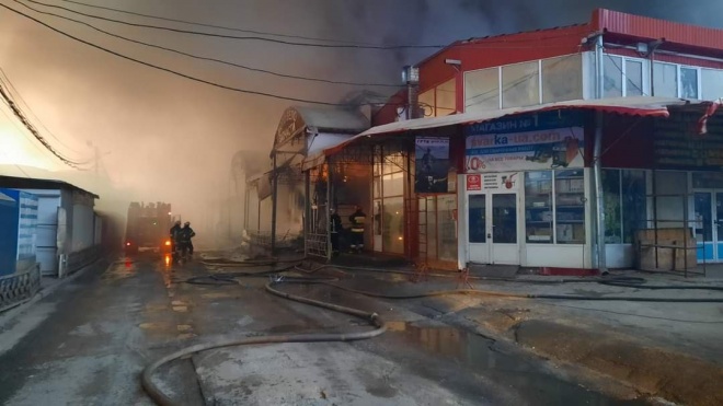 Пожар на рынке Барабашово продолжают тушить - фото
