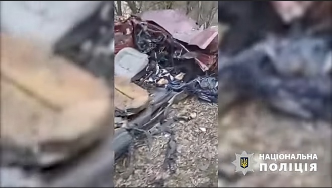Россияне раздавили танком машину с двумя взрослыми и ребенком - фото