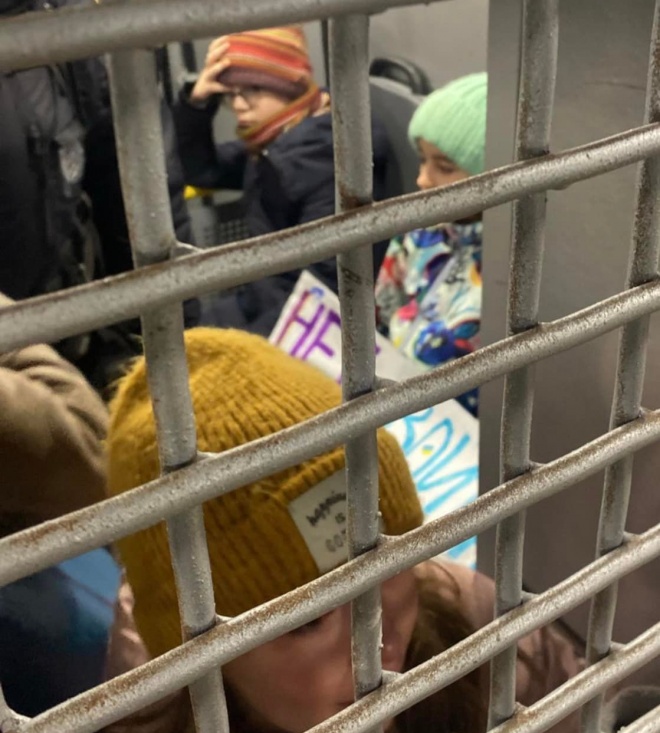 Силовики в Москве позадерживали маленьких детей - фото