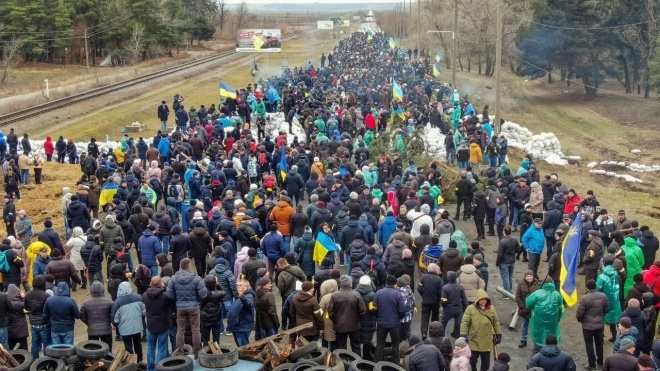 Тысячи энергодарцев стали на дороге российским оккупантам - фото