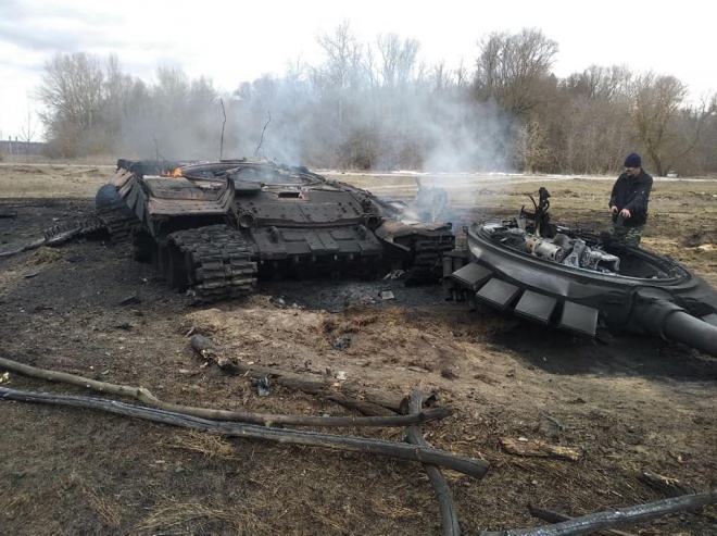 Уничтожена бронетехника оккупантов в Сумской области - фото