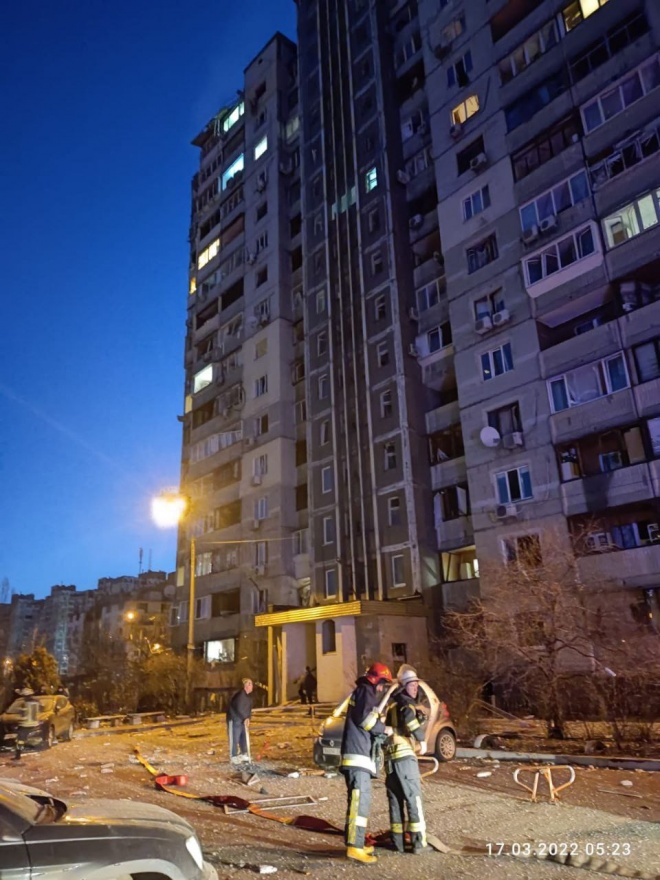 В Дарницком районе столицы ракета упала на многоэтажку - фото