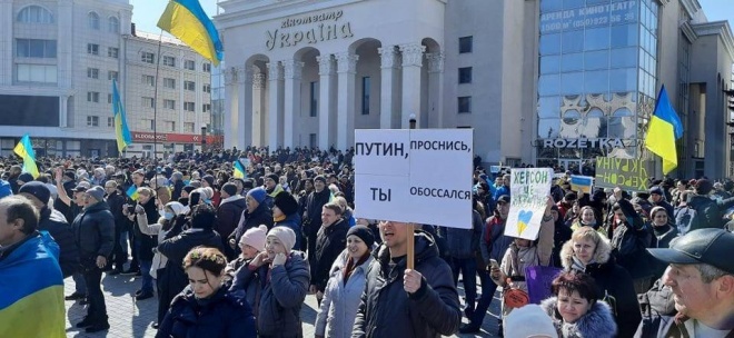 В Мелитополе и Херсоне проходят большие митинги по Украине - фото