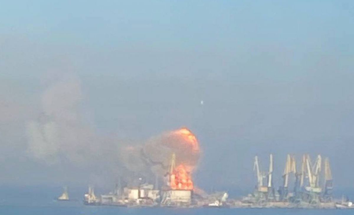 В порту Бердянска мощный взрыв - уничтожен БДК, дополнено - фото