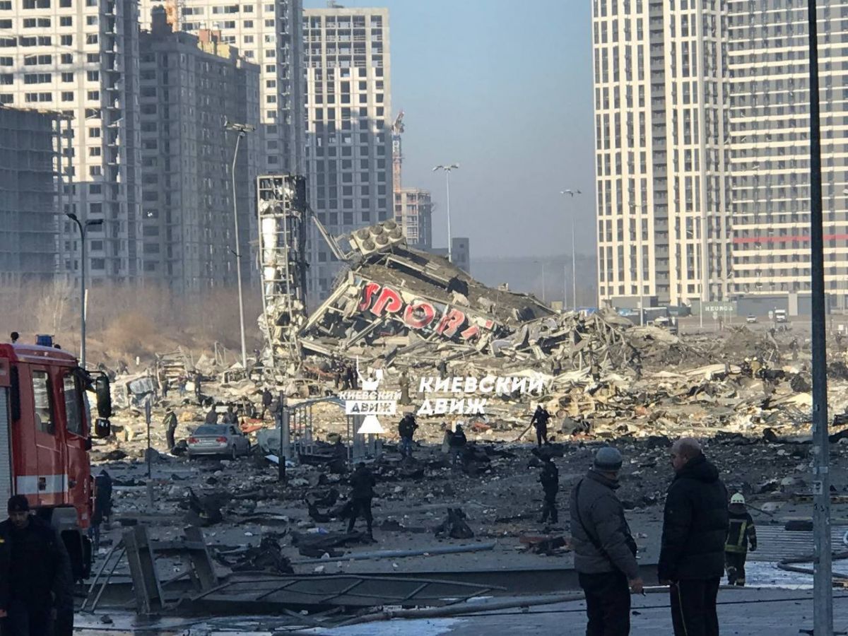 В результате обстрела Подольского района погибли 8 человек - фото