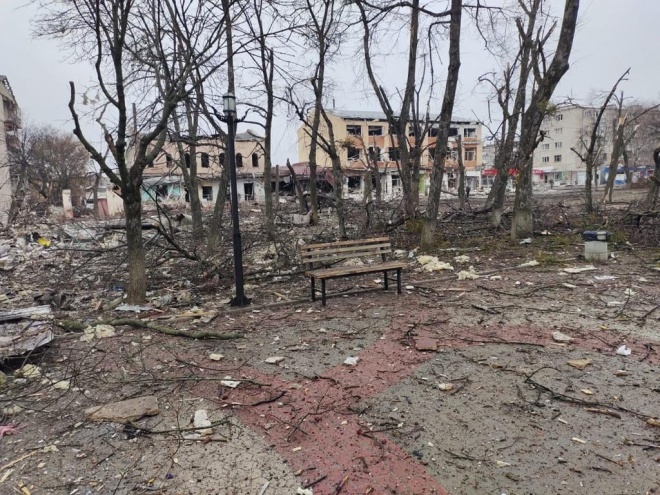 Захватчики всю ночь уничтожали жилые кварталы Изюма - фото