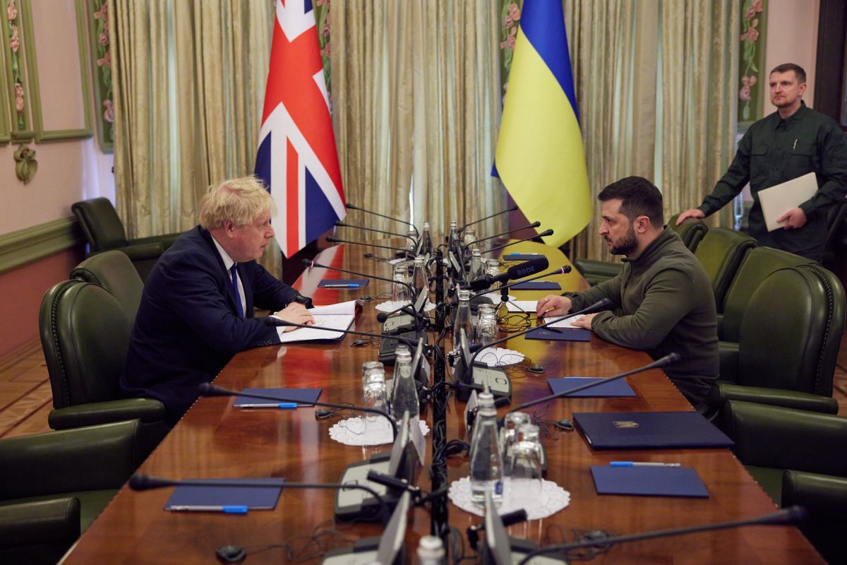 Борис Джонсон приехал в Киев - фото