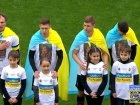 ФК “Шахтер” вышел на матч в футболках с 4-летней Алисой из Мариуполя
