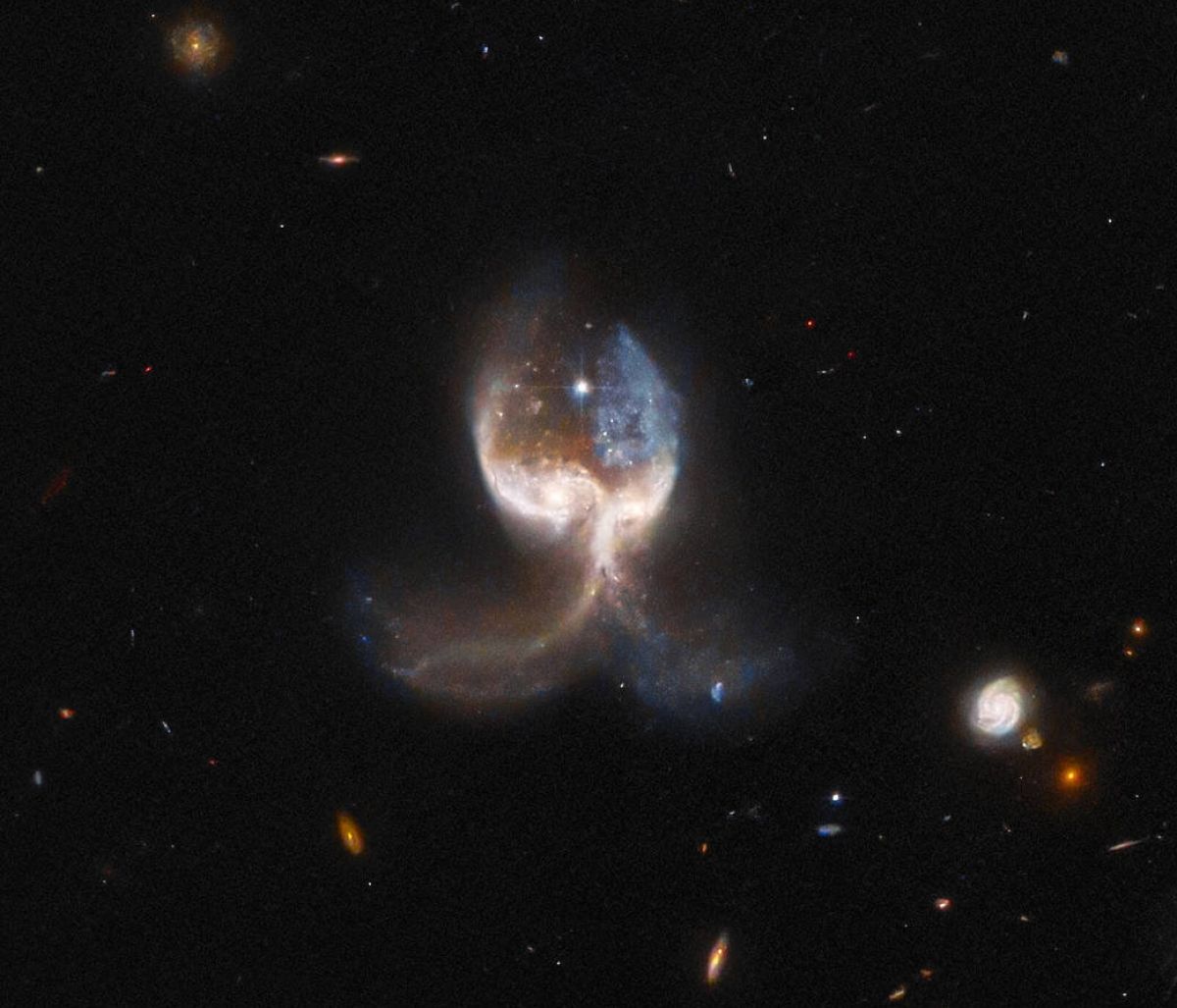 Хаббл показал галактические крылья - фото