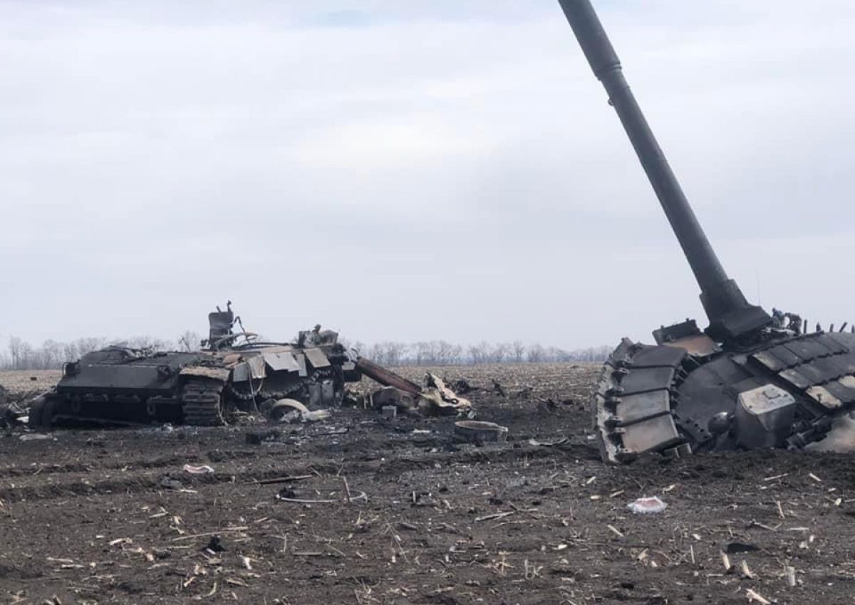 На Донбассе уничтожено 5 танков, сбиты три вертолета орков - фото
