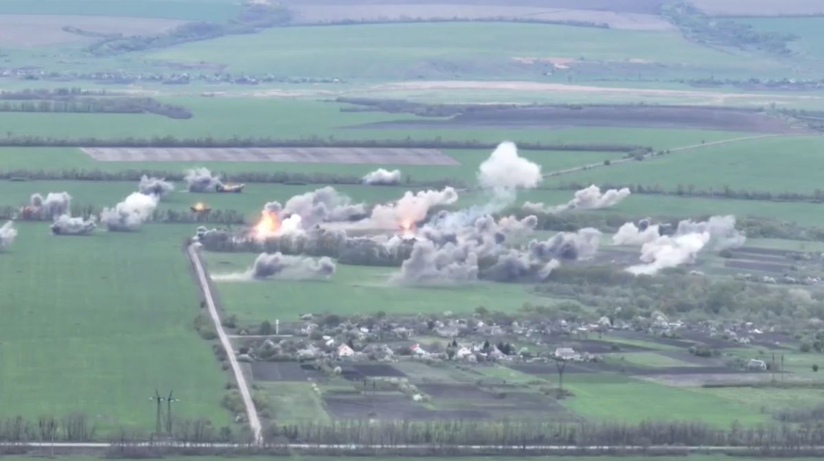 На Изюмском направлении мощным ударом уничтожены более 30 единиц вражеской техники - фото