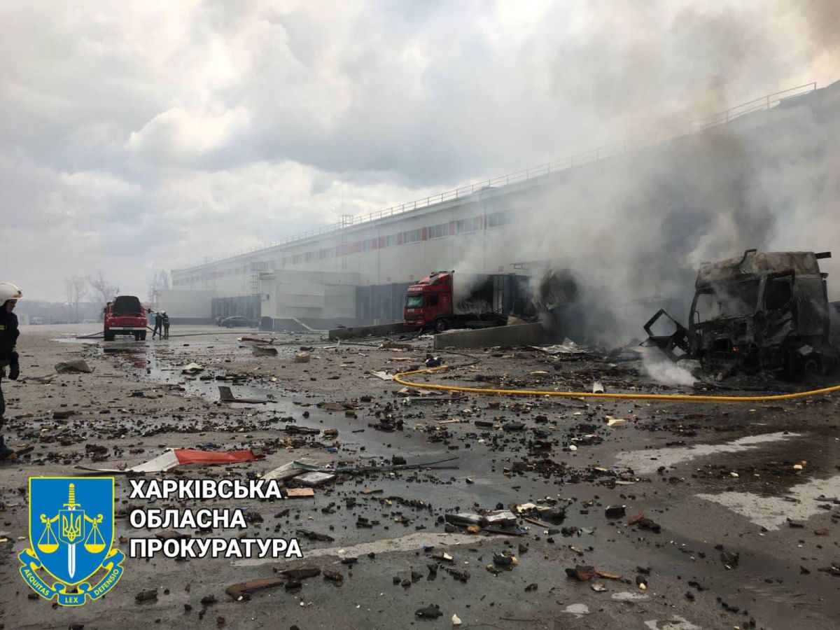 Под Харьковом враг обстрелял терминал Новой почты, погиб человек - фото