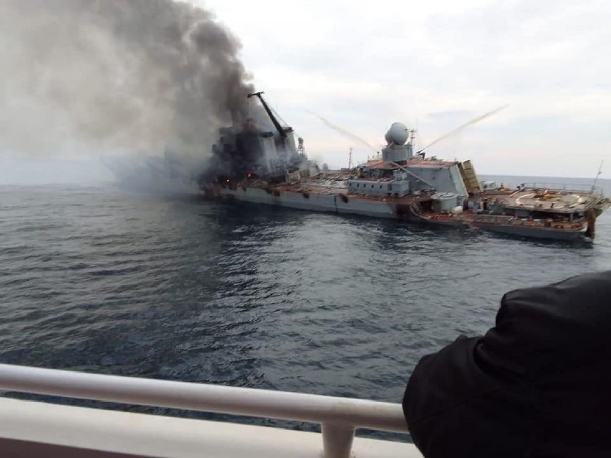 Появились фото с вероятно крейсером Москва после попадания - фото