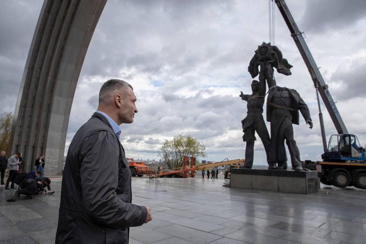 При демонтаже у скульптуры российского рабочего отпала голова - фото