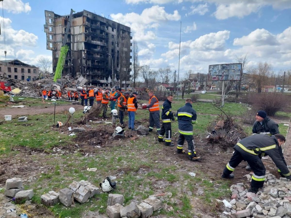 В Бородянке из-под завалов достали 41 погибшего - фото
