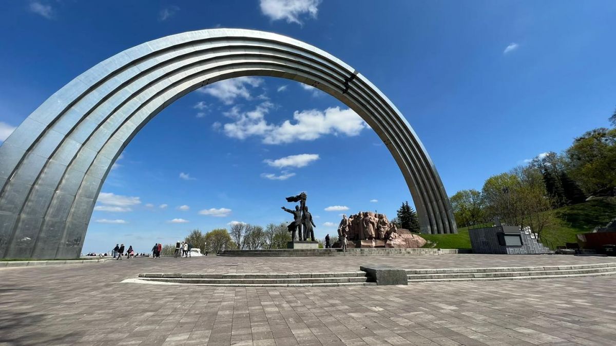 В Киеве демонтируют скульптуру под аркой “дружбы народов” - фото