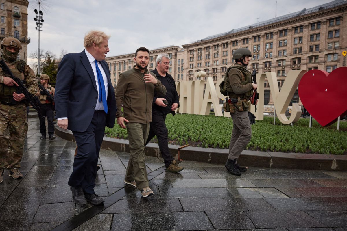 Зеленский с Джонсоном прошлись по Киеву - фото