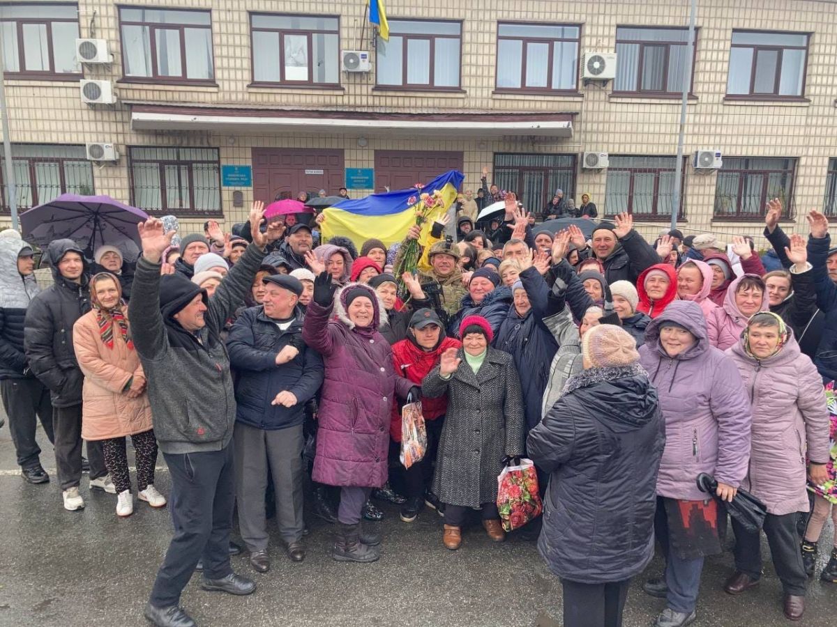 Жители освобожденных населенных пунктов радостно приветствуют ВСУ - фото