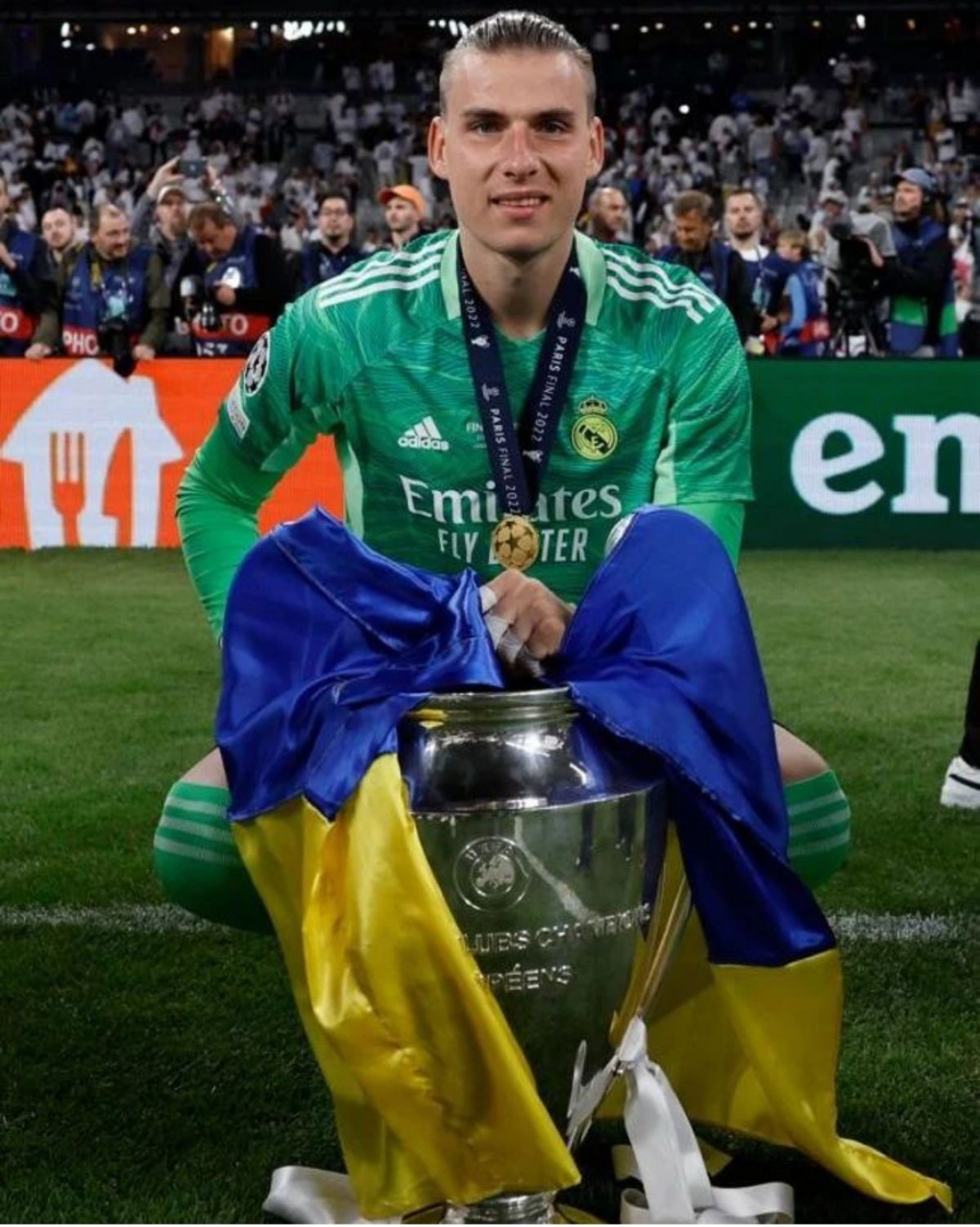Андрей Лунин показал Кубок чемпионов с желто-синим флагом - фото