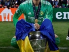 Андрей Лунин показал Кубок чемпионов с желто-синим флагом