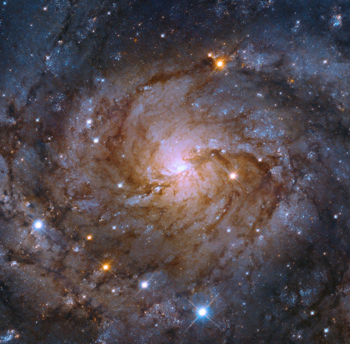 Хаббл вышпионил скрытую галактику - фото